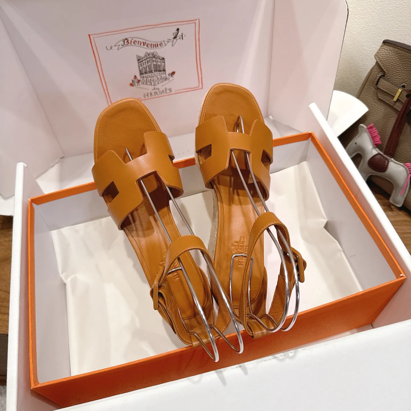 👟👟Ex-factory price 720👟👟 Hermes... a Eclair 2025 new color + popular series, the version is super positive, with a certain thickness, which makes the legs longer! Breathable, comfortable calfskin, spring and summer color matching, this item is both beautiful and comfortable! Channel supply code size: 35-39 can be ordered as 40.41 with airplane box ➕20